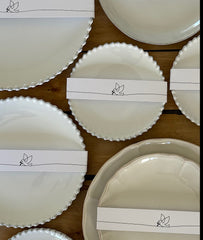 חבק יונה עם עלה של זית לצלחת